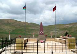 Azeriler bayrakları yerine astı