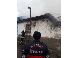 Manisa’da ev yangını korkuttu