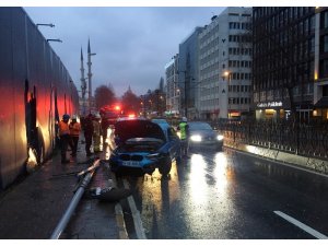Beyoğlu’nda kontrolden çıkan lüks otomobil direğe çarptı