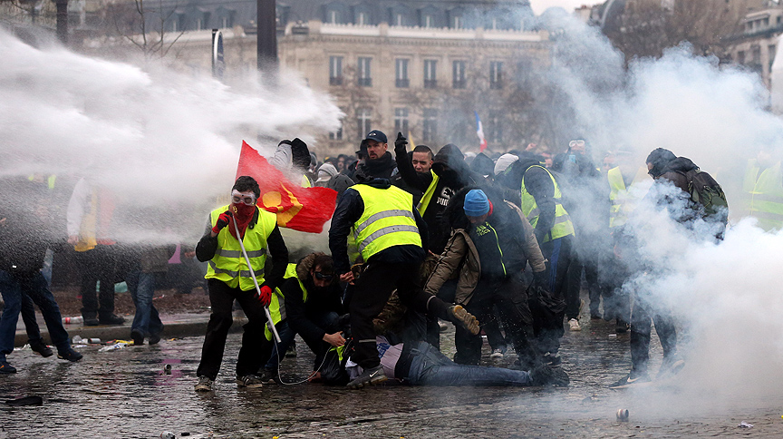 Fransa'da sarı yelekliler 9'uncu haftada da sokaktaydı
