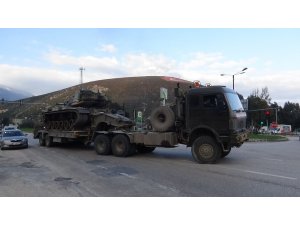 Hatay’da tank ve askeri araç sevkiyatı