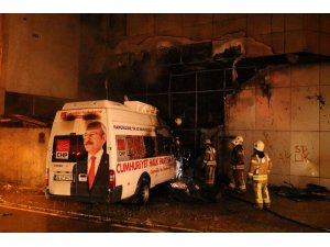 Çekmeköy’de CHP seçim aracı yandı