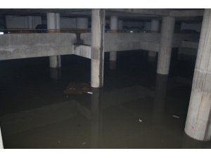 İzmir Şehirlerarası Otobüs Terminali sular altında kaldı, elektrikler kesildi