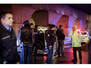 İstanbul'da taksi kovalayan polis aracı devrildi: 2 polis yaralı