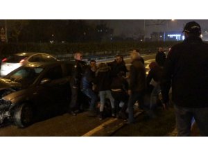Makas atarken kaza yaptı, kaza sonrası yumruklar havada uçuştu