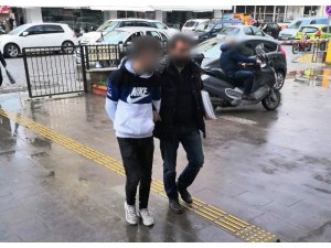 Kuşadası’nda aranan iki şüpheli yakalandı