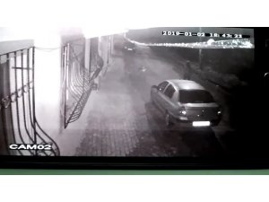 Mahalleyi sokağa döken ve polisi peşine takan hırsız güvenlik kamerasında