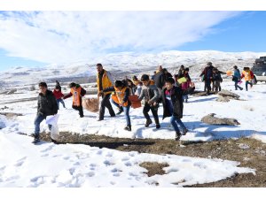 Minik öğrenciler hayvanlar için doğaya yem bıraktı