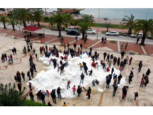 Kamyonlarla getirilen karla kışın keyfini yaşadılar