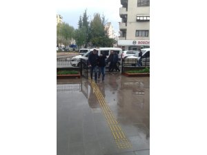 Kuşadası’nda çeşitli suçlardan aranan 2 kişi yakalandı