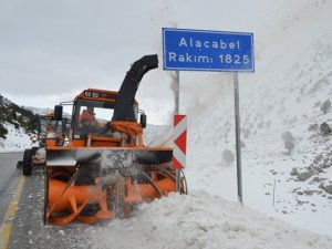 Alacabel’de karla mücadele çalışmaları sürüyor