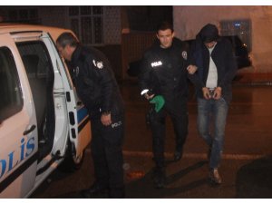 Hırsızlık için girdikleri evden kaçmak isterken polise yakalandılar