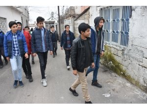 Kardeşini el arabasıyla taşıyan dedeye çocuklardan ziyaret