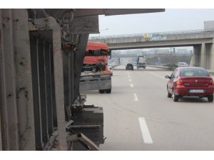 TIR’ın dorsesi otobana devrildi, faciadan dönüldü