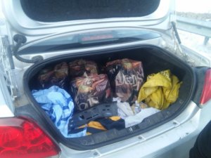 Otomobilde yapılan aramada kaçak içki ele geçirildi