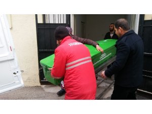 Eşi karbonmonoksit gazından zehirlenen yaşlı adam yanarak öldü