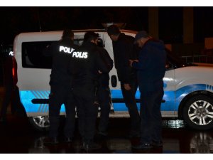 Polisin dur ihtarına uymayan araç lastiklerine ateş edilerek durduruldu