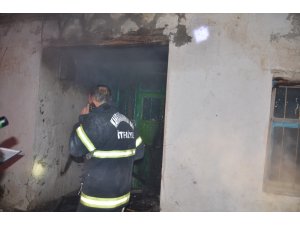 Kullanılmayan evde çıkan yangın paniğe neden oldu