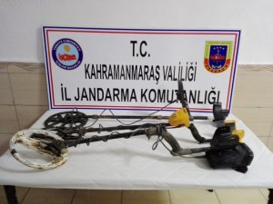 Dedektörle kaçak kazıya jandarma operasyonu