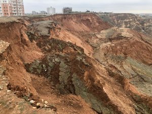 Kahta’da korkutan heyelan