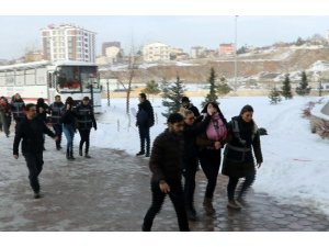 Gazetecileri soyunmakla tehdit etti