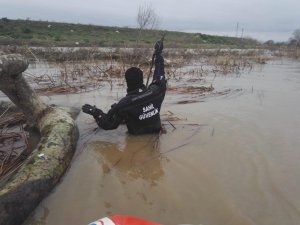 Çaya atlayan adamı arama çalışmaları sürüyor