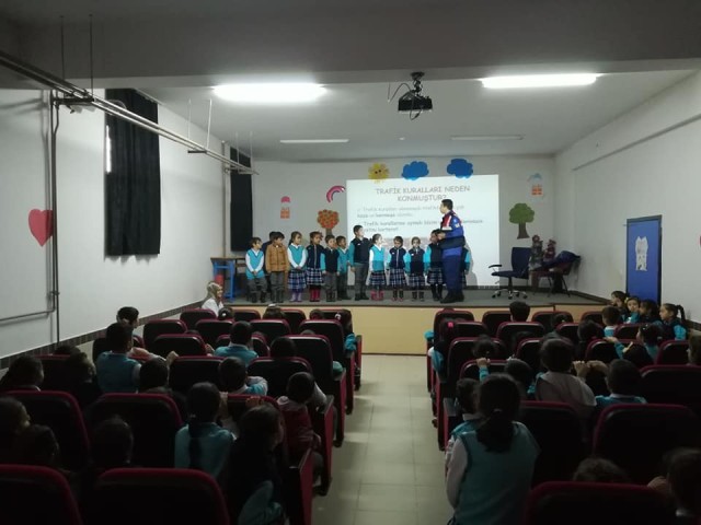 Jandarmadan öğrencilere trafik semineri