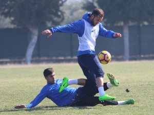Akhisarspor 2 futbolcuyu bitirmek üzere
