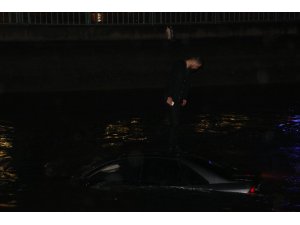 Kanala düşen otomobilin üzerinde çaresizce kurtarılmayı bekledi