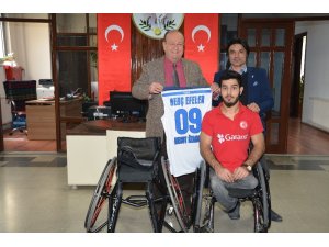 Başkan Özakcan engelli sporcuyu sevindirdi