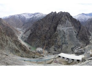 Yusufeli barajında gövde dolgu çalışmaları devam ediyor