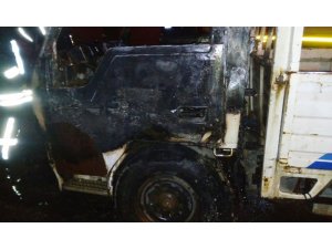 Kamyonet alev alev yandı
