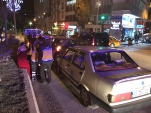 Yayaya çarpmamak için duran otomobile arkadan gelen araç çarptı, 1 yaralı
