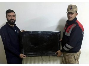 Bağevinden çalınan televizyon sahibine teslim edildi