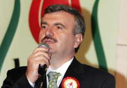 Tebessümü, güzellikleri unuttuk