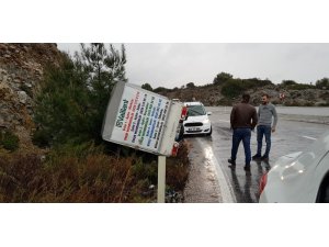 Kuşadası’nda virajı alamayan kamyonet devrildi; 1 yaralı