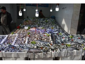 Tezgahlar balıkla doldu