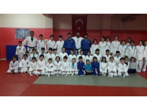 Milli judocular Bigadiç’te genç judoculara eğitim verdi