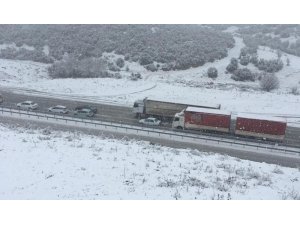 İzmir-Ankara yolu kar nedeniyle trafiğe kapandı