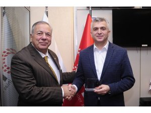 İbrahim Öztek’ten Mustafa Karagöl’e plaket