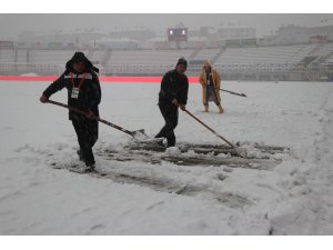 Bolu Atatürk Stadı'nın zemini karla kaplandı