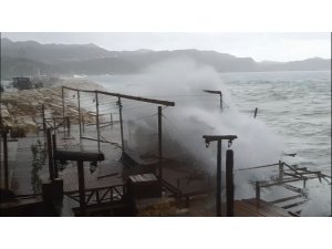 Fırtına karadaki tekneleri devirdi