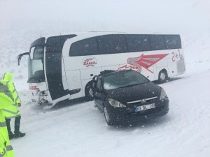 Otomobil otobüse çarpıştı: 2 yaralı