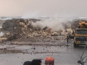 Antalya’da fırtına balıkçıları da vurdu, balıkçılar tekneleri kurtarma telaşına düştü