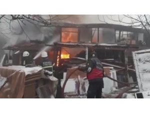 Karamürsel’de ahşap bina alev alev yandı