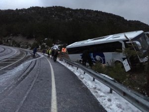 Antalya’da yolcu otobüsü yoldan çıktı