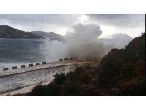 Kaş’ta dev dalgalar ulaşımı aksattı