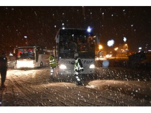 Tosya D-100 karayolu yoğun kar yağışı nedeniyle trafiğe kapatıldı