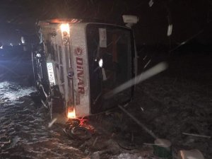 Denizli’de öğrencileri taşıyan midibüs devrildi: 13 yaralı