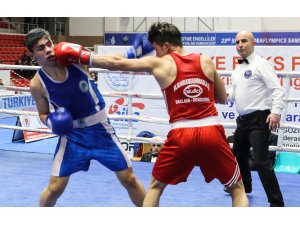 Genç boksörler Samsun'da ringe çıktı